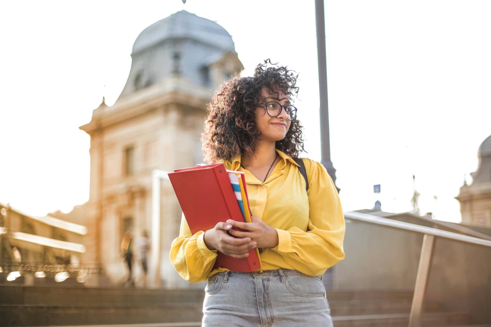 Étudiante sur un campus en France